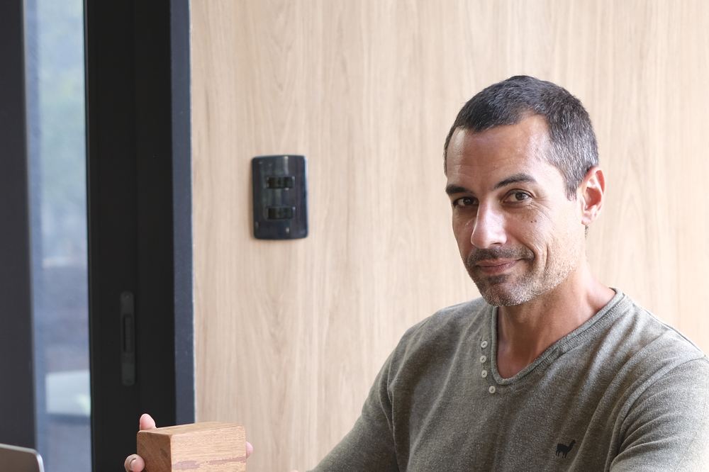 Felipe Savassi com maquetes de módulos construtivos
